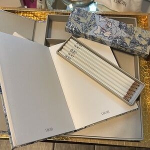 New Christian Dior Around the world notebook and pencils🌎
⭐️FREE Dior Gift⭐️
